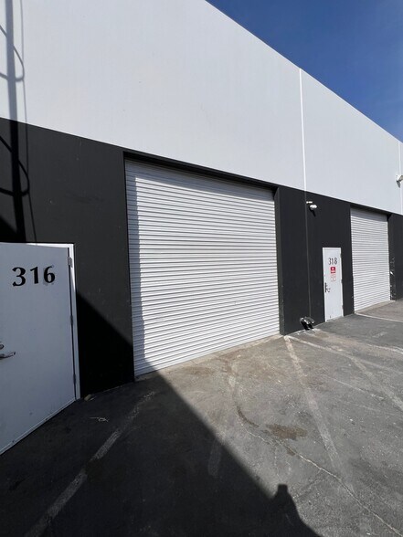 More Photos Of 6380 S Valley View Blvd, Las Vegas Showroom For Lease