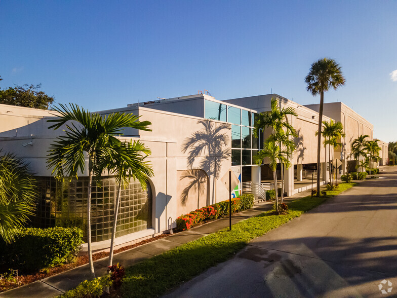 Primary Photo Of 4101 NW 3rd Ct, Plantation Medical For Lease