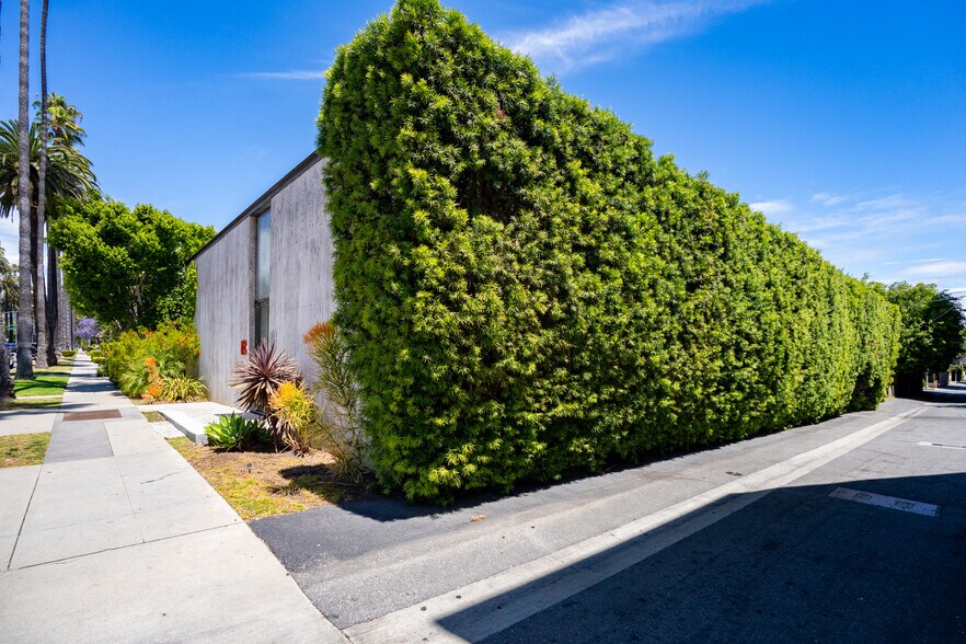 More Photos Of 114 Doheny Dr, Beverly Hills Office For Sale