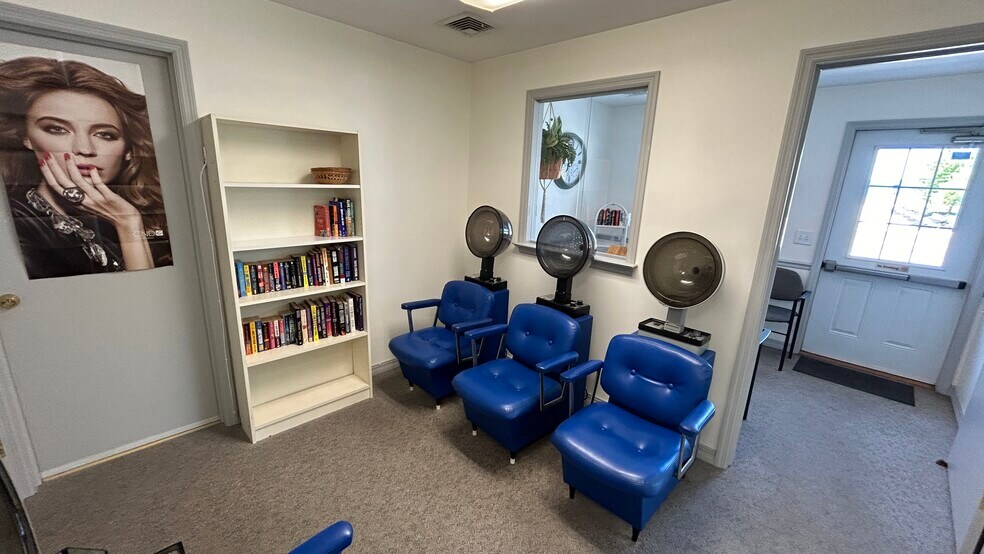 More Photos Of 825 Edgewood Rd, York General Retail For Sale