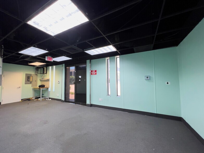 More Photos Of 3400 NE 2nd Ave, Miami Restaurant For Sale