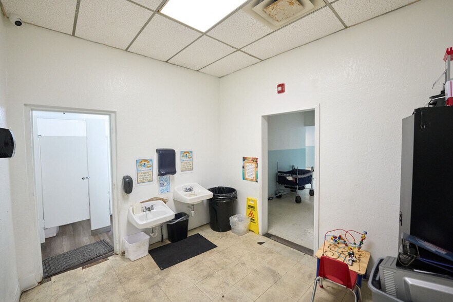 More Photos Of 18690 NW 2nd Ave, Miami Medical For Lease