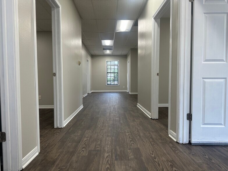 More Photos Of 1823 Fort View Rd, Austin Office For Sale