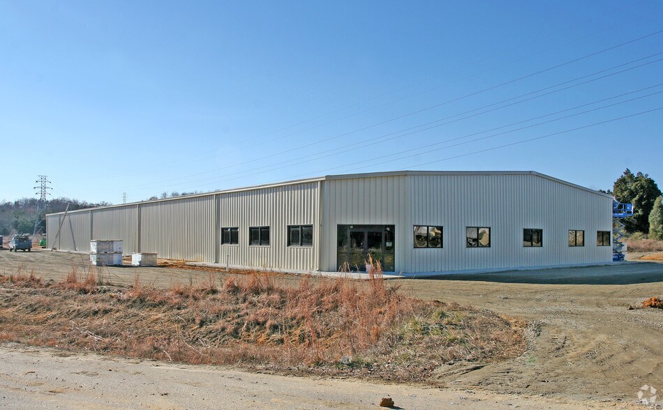 More Photos Of 2400 W Clemmonsville Rd, Winston-Salem Warehouse For Lease