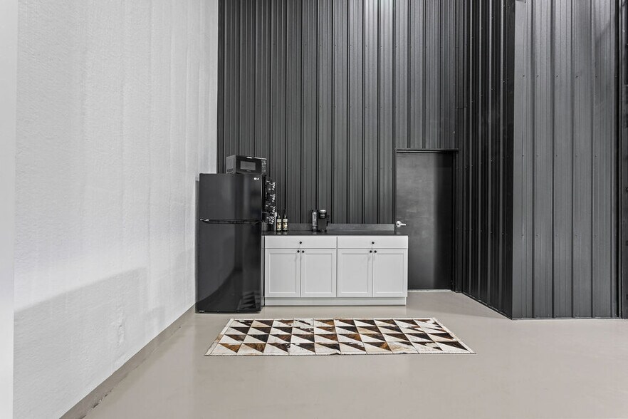 More Photos Of 3455 Centerpoint Dr, Grove City Warehouse For Lease