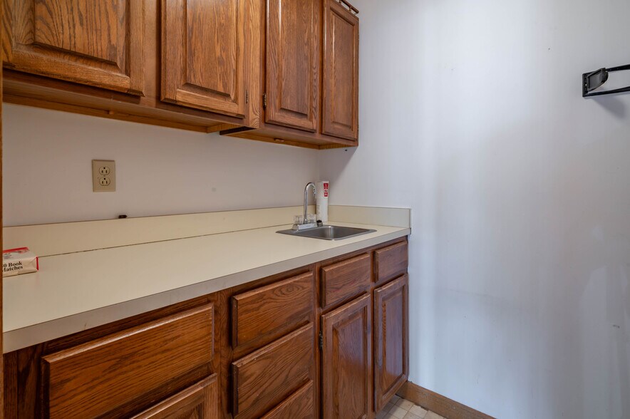 More Photos Of 74 Northeastern Blvd, Nashua Medical For Sale