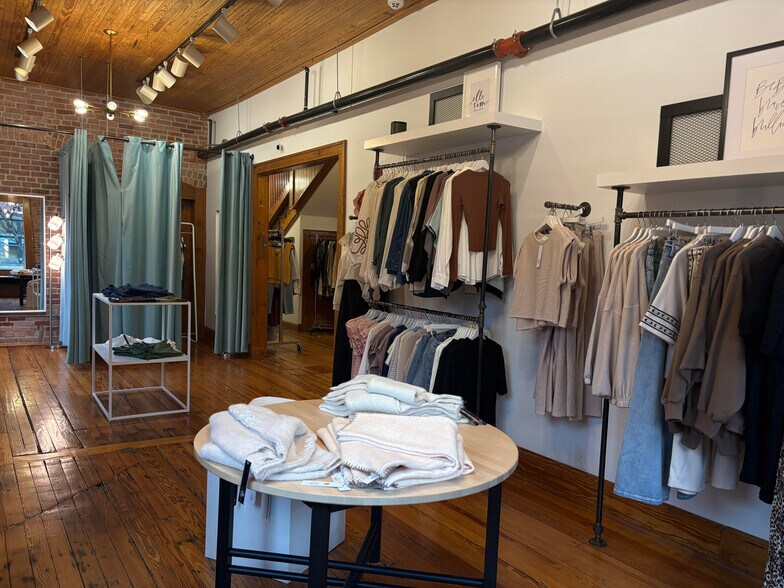 More Photos Of 9 SE 3rd St, Lee's Summit Storefront Retail Office For Lease