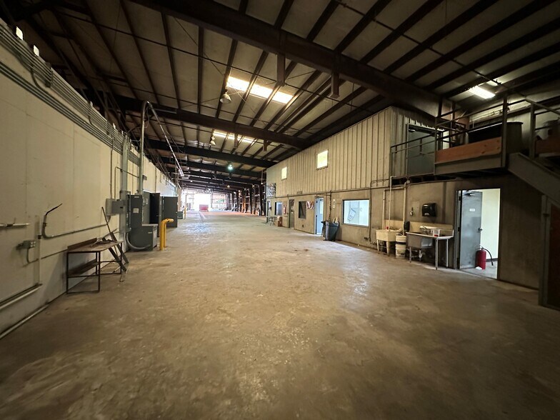 More Photos Of 2976 N Florence Ave, Tulsa Warehouse For Lease