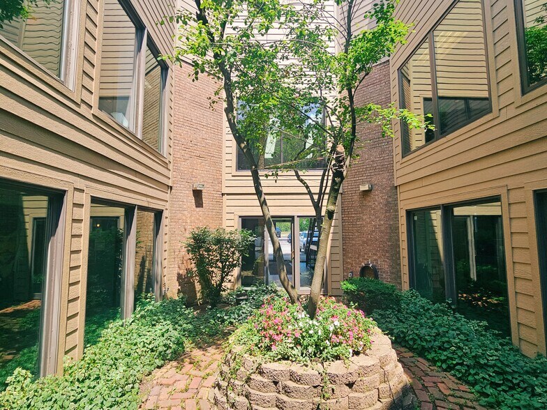 More Photos Of 9031 W 151st St, Orland Park Office For Lease