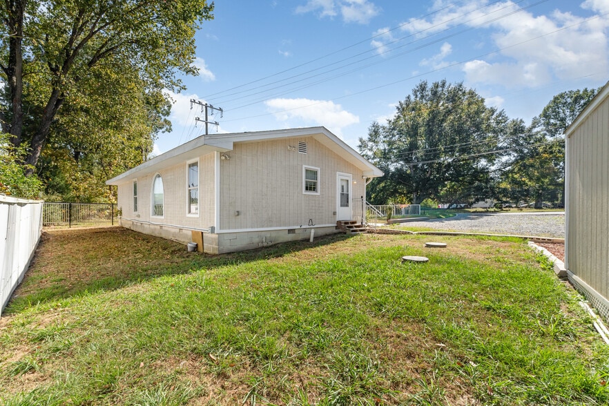 More Photos Of 9008 N Lakebrook Rd, Charlotte Light Distribution For Sale