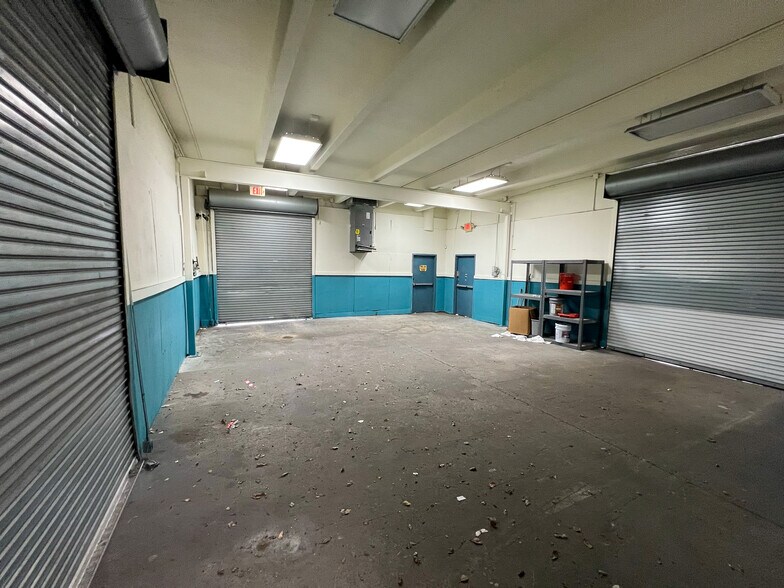 More Photos Of 2700 NW 36th St, Miami Office Residential For Lease