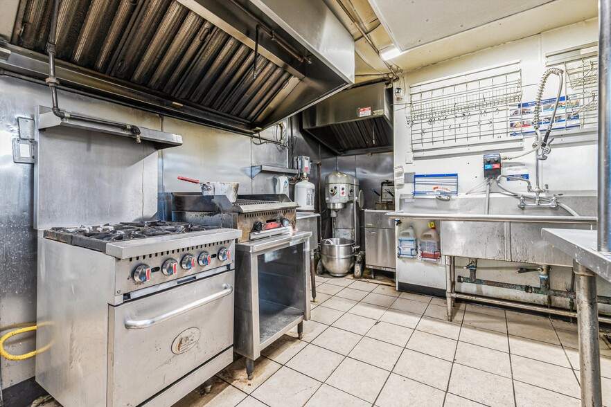 More Photos Of 20 County Road 39, Southampton Restaurant For Lease