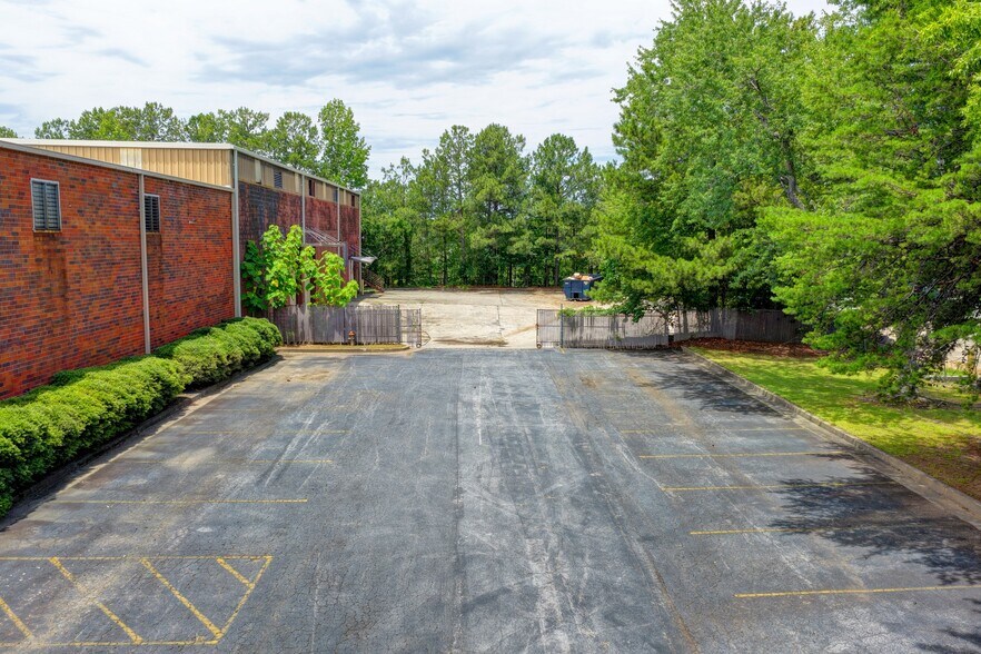 More Photos Of 6301 Best Friend Rd, Norcross Manufacturing For Lease