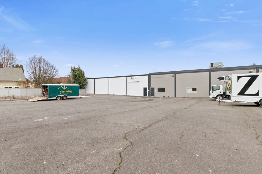 More Photos Of 5805 SW Hood Ave, Portland Warehouse For Lease