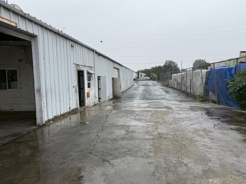 More Photos Of 5925 Payton Ave, Riverside Warehouse For Lease