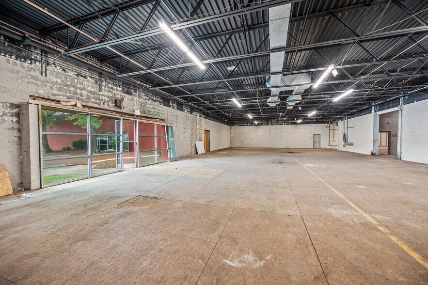 More Photos Of 2064 Brentwood St, High Point Warehouse For Lease