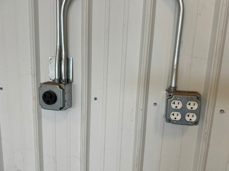 More Photos Of 1203 Badger St, Yorkville Warehouse For Lease