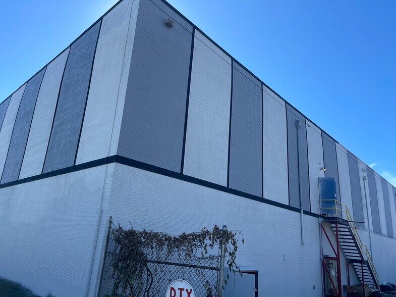 More Photos Of 1004 & 1008 E Long Ave, Gastonia Showroom For Lease