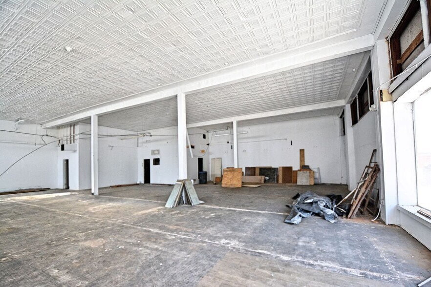 More Photos Of 200 E Court St, Seguin General Retail For Sale