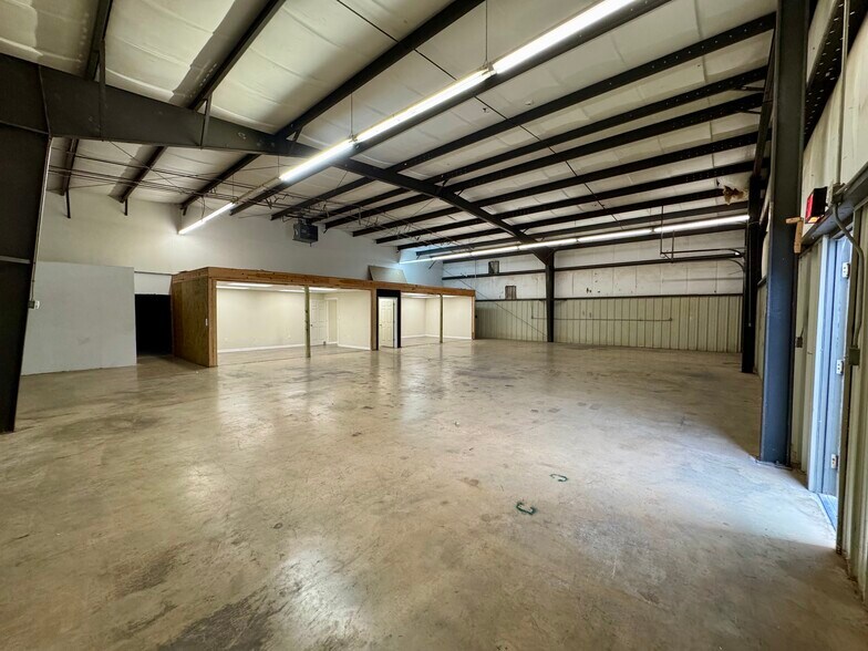 More Photos Of 2454B N Fayetteville St, Asheboro Warehouse For Lease