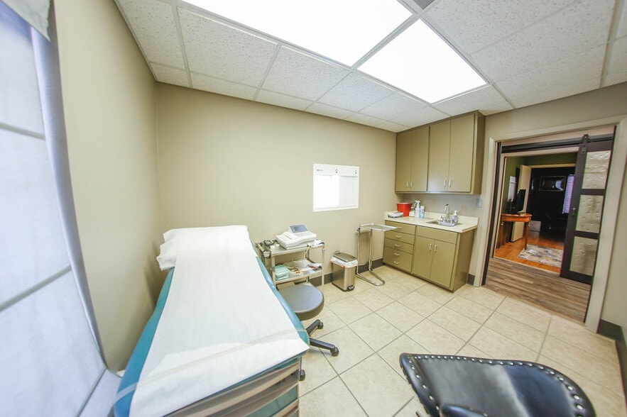 More Photos Of 4550 Lamar Ave, Paris Rehabilitation Center For Lease