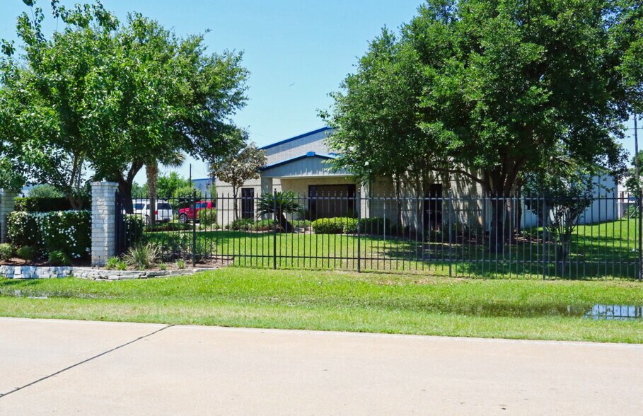 More Photos Of 5335 Brystone Dr, Houston Flex For Lease