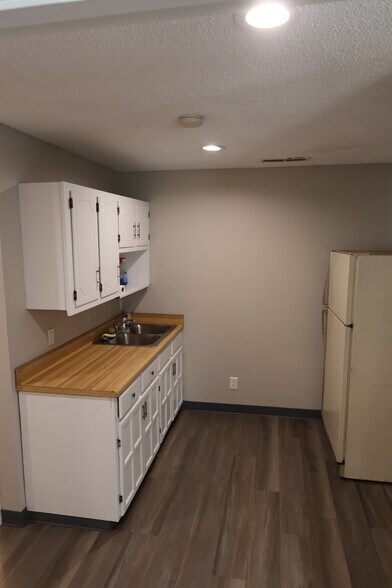 More Photos Of 305 NW Locust Ct, Oak Grove Warehouse For Lease
