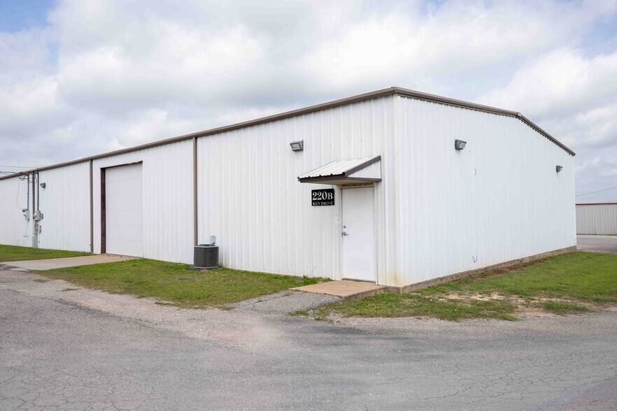 More Photos Of 220 Ken Dr, Sherman Warehouse For Lease