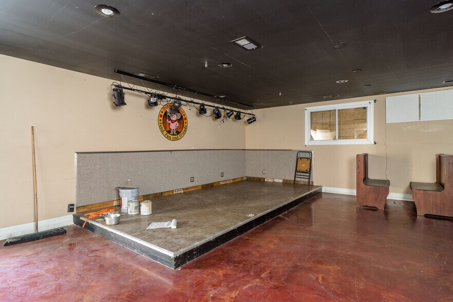 More Photos Of 2323 W Main St, Waynesboro General Retail For Sale