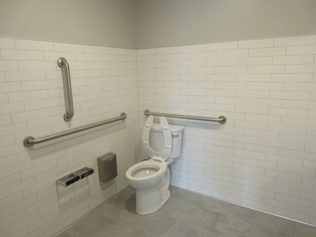 More Photos Of 200 Creek Ln N, Jordan Bank For Lease