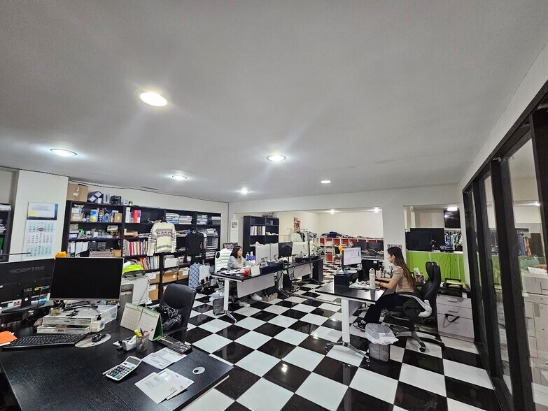 More Photos Of 2027 Laura Ave, Huntington Park Manufacturing For Lease