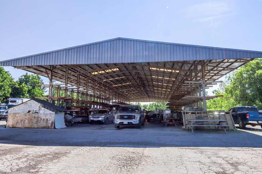 More Photos Of 5912 N Burdick St, East Syracuse Warehouse For Lease