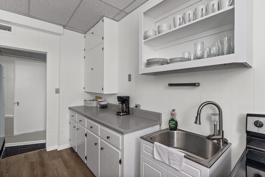 More Photos Of 525 7th St, Altavista Office For Sale