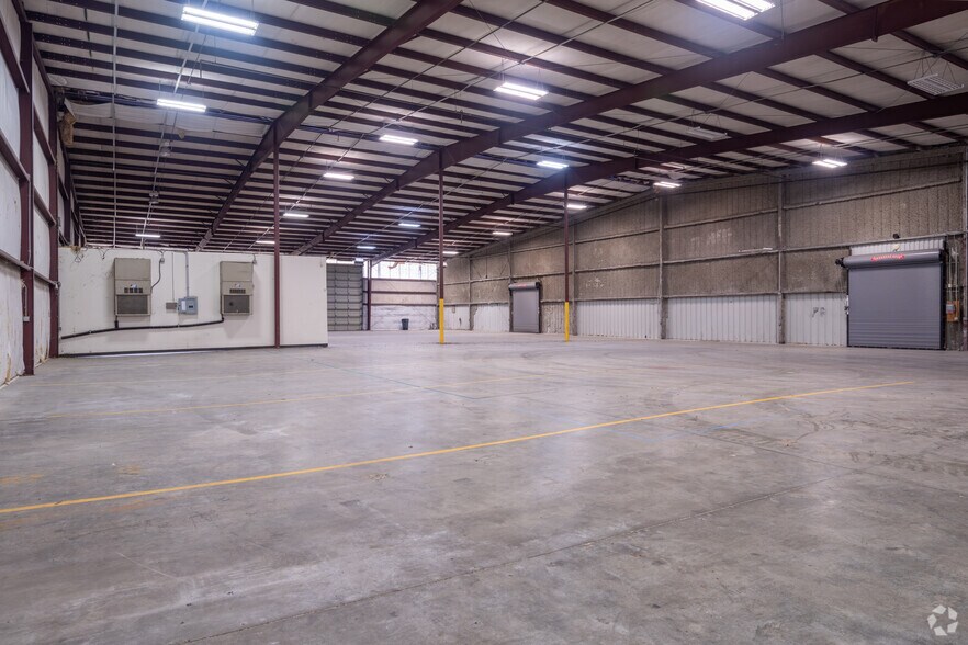 More Photos Of 6501 Goforth St, Houston Warehouse For Lease