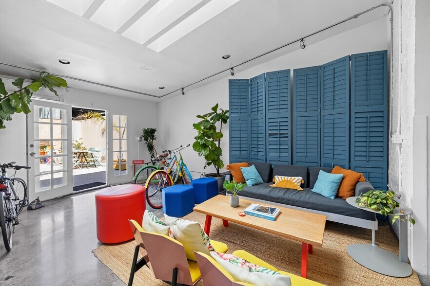 More Photos Of 513 Boccaccio Ave, Venice Office For Lease