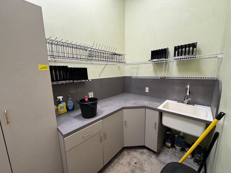 More Photos Of 2000 Harrison St, Hollywood Unknown For Lease