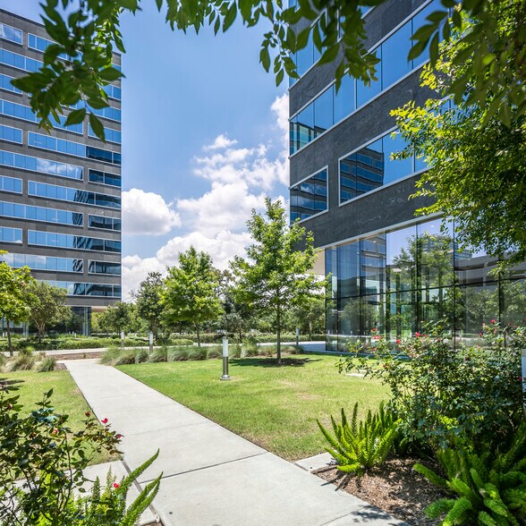 More Photos Of 15375 Memorial Dr, Houston Office For Lease