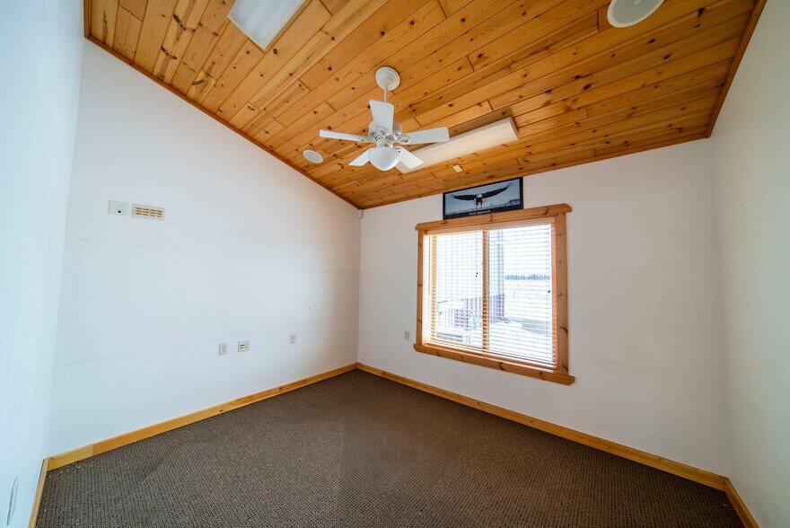 More Photos Of 24226 Lone Pine Rd, Hinckley Airport For Sale