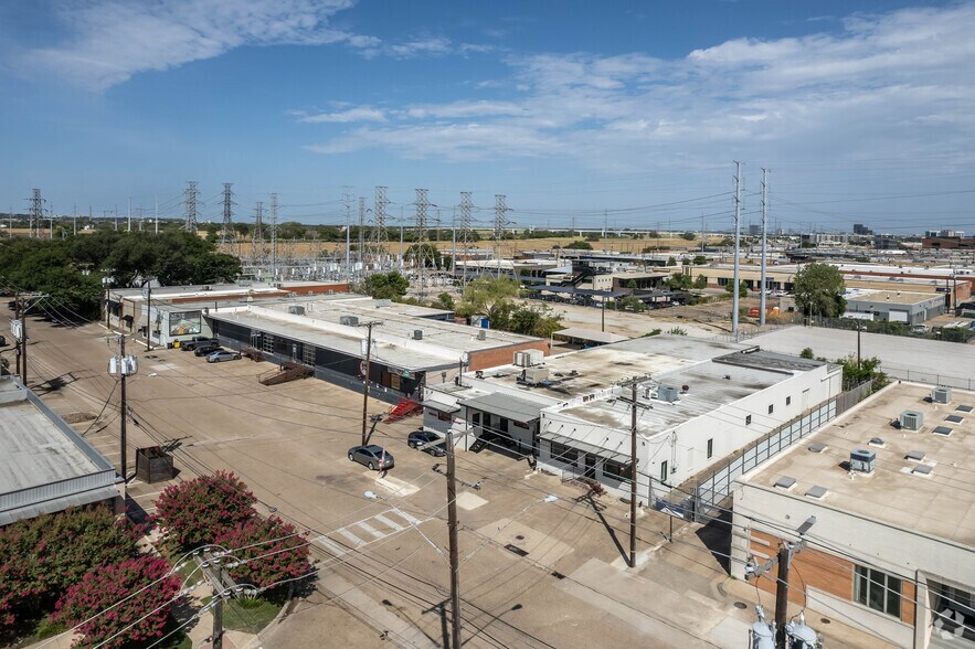 More Photos Of 163 Parkhouse St, Dallas Showroom For Lease
