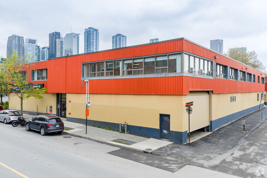 More Photos Of 425 Rue Guy, Montréal Light Distribution For Lease