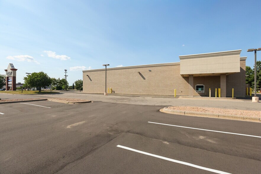More Photos Of 600 County Road 10 NE, Blaine Drugstore For Lease