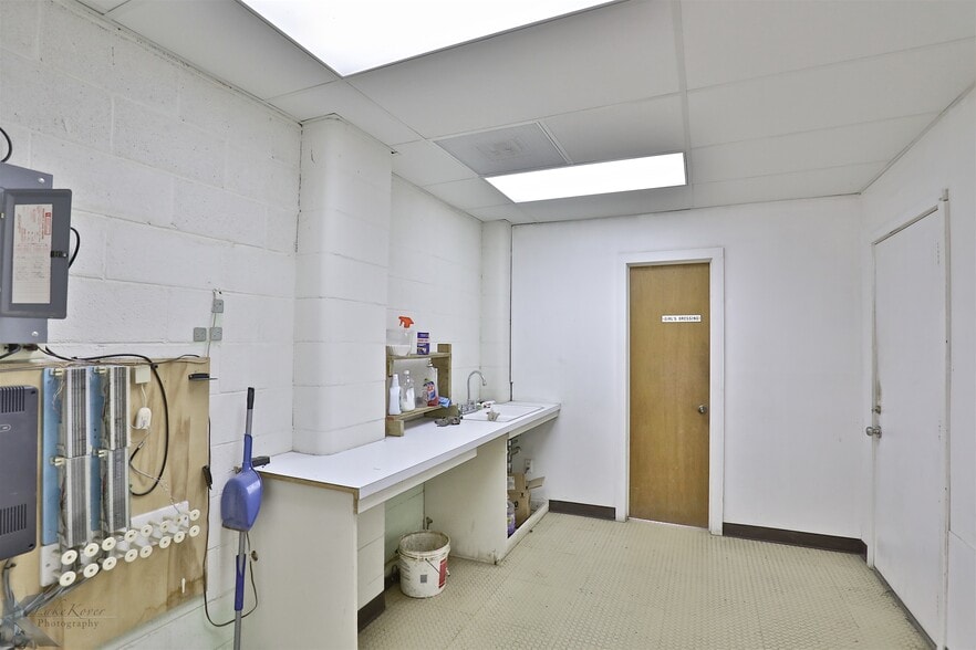 More Photos Of 411 E South 11th St, Abilene Warehouse For Lease