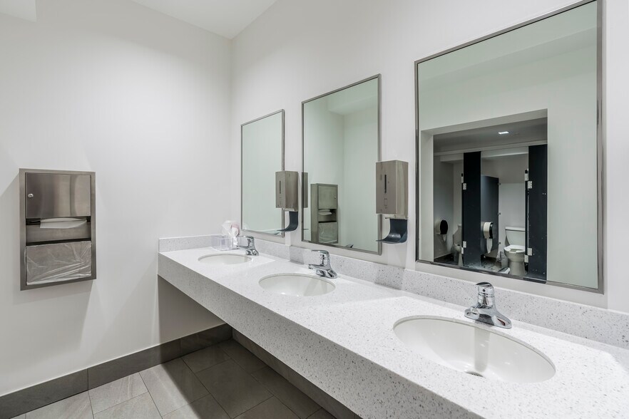 More Photos Of 1014 N Dixie Hwy, Lake Worth Beach Loft Creative Space For Sale