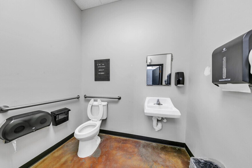 More Photos Of 2500 S Ferdon Blvd, Crestview Storefront For Lease