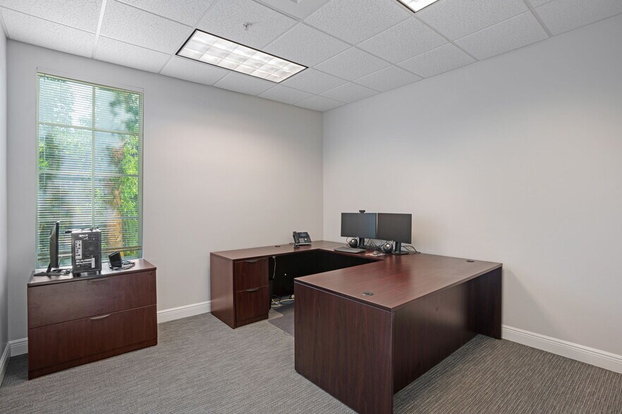 More Photos Of 2639 Fruitville Rd, Sarasota Office For Sale