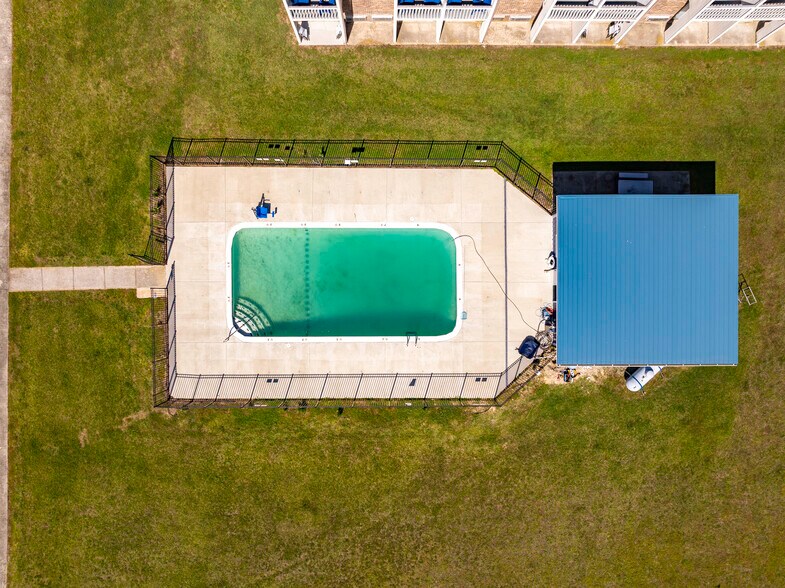 More Photos Of 700 Norris Harbor Dr, Crisfield Hotel For Sale