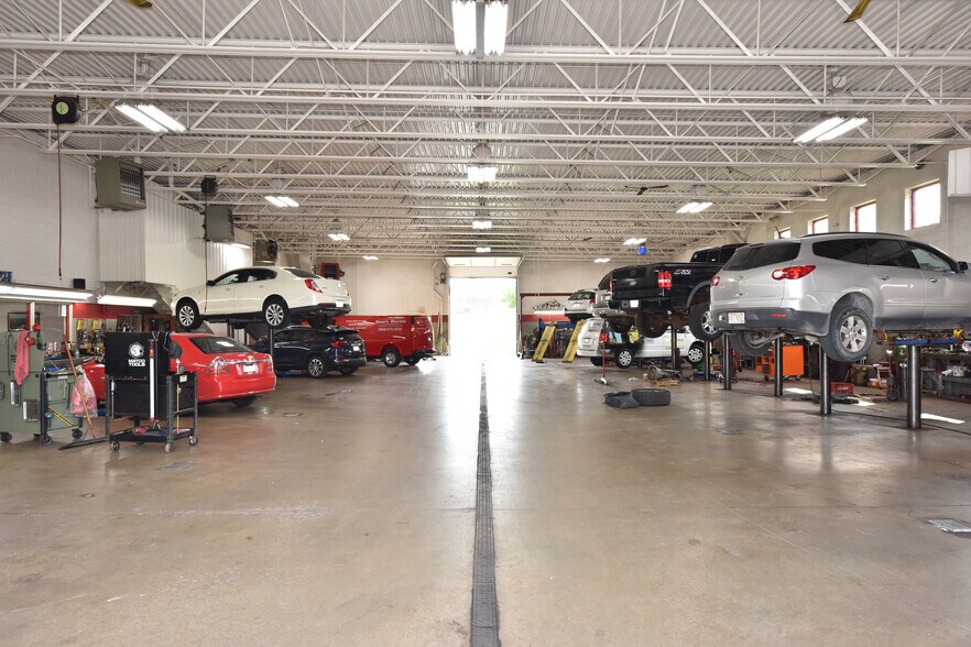 More Photos Of 820 W Sumner St, Hartford Auto Repair For Sale