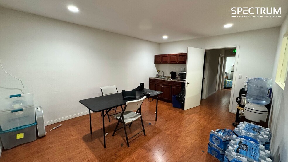 More Photos Of 16125 Cantlay St, Van Nuys Warehouse For Lease
