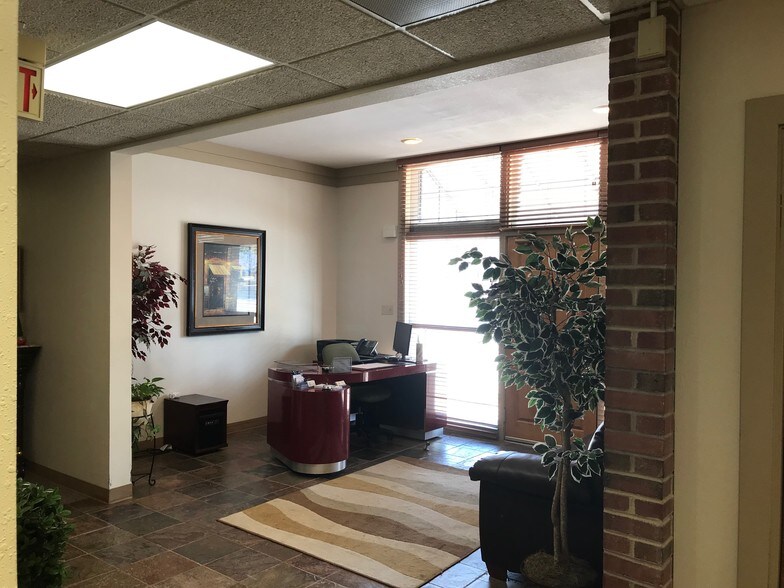 More Photos Of 800 Westport Rd, Kansas City Office Residential For Sale