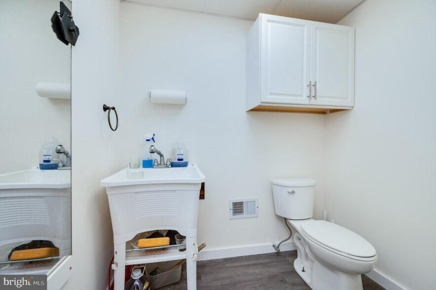 More Photos Of 519 Main St, Blandon Flex For Sale